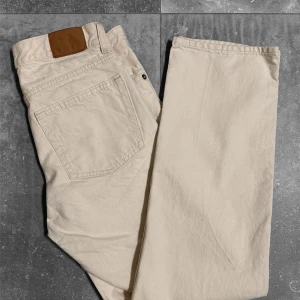 Beige Weekday Jeans - Perfekt skick  Längd: 95 Bredd: 34