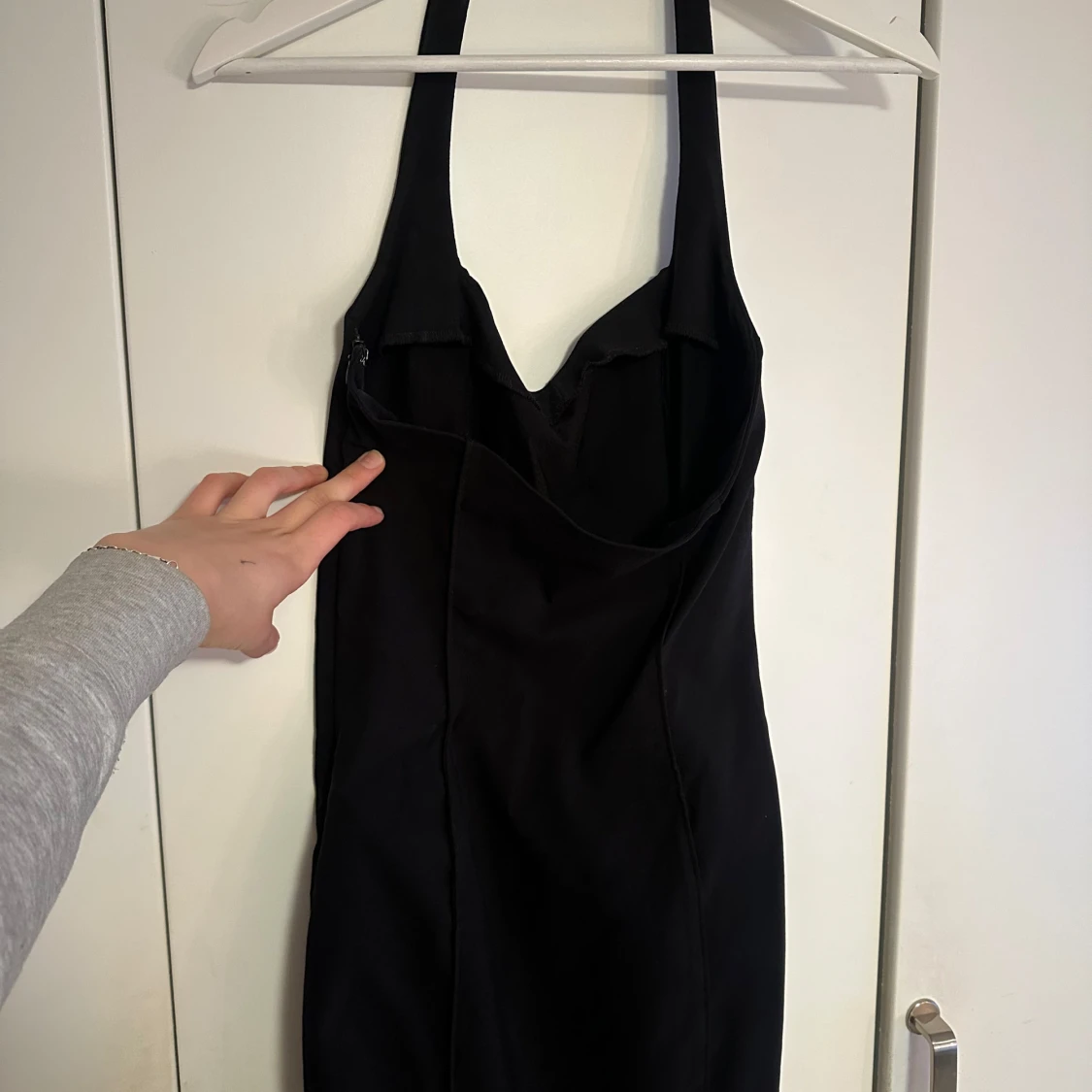 Svart klänning med smala axelband - 90