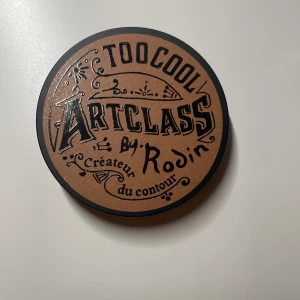 Too Cool for School Artclass by Rodin - Säljer en contourpalett från Too Cool for School, Artclass by Rodin. Den har tre nyanser av brunt för perfekt contouring. Kompakt design med inbyggd spegel, perfekt för touch-ups på språng. 