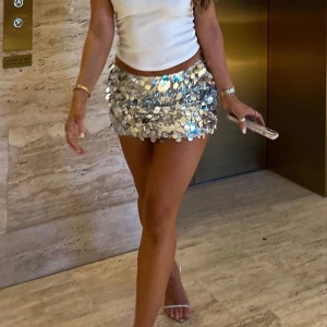 Glittrig paljettkjol - Snygg lågmidjad paljett minikjol med inbyggda shorts. Kjolen är i fint skick och endast använd en gång! Strl xs/34❤️