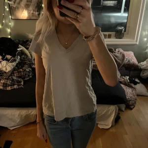 V ringad beige topp - Söt v ringad topp💞