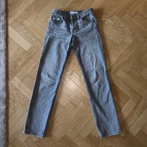 Gråa raka jeans  - Ett par raka och långa populära jeans från Zara. Låg-Medelhög midja💕💕