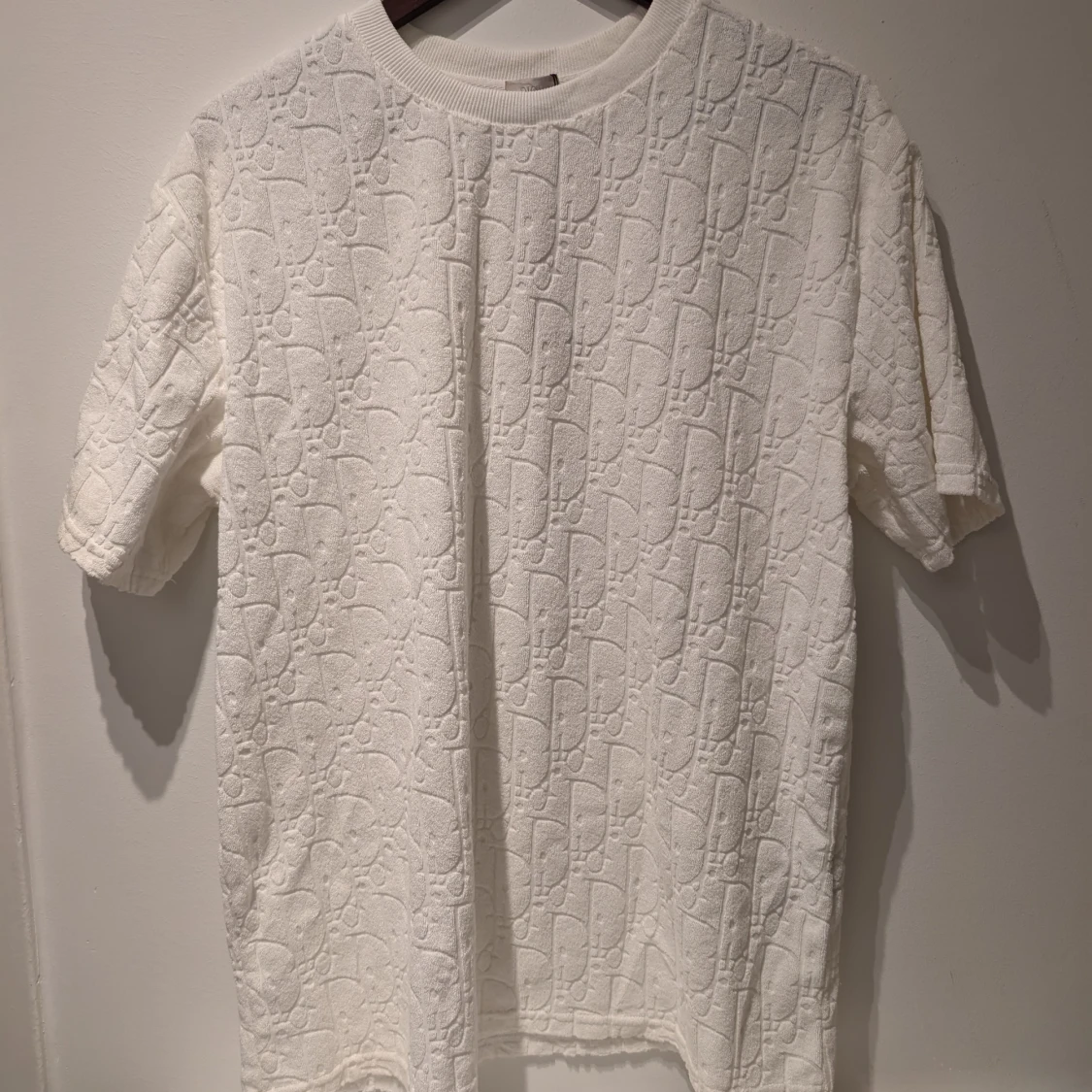 Vit t-shirt med mönster