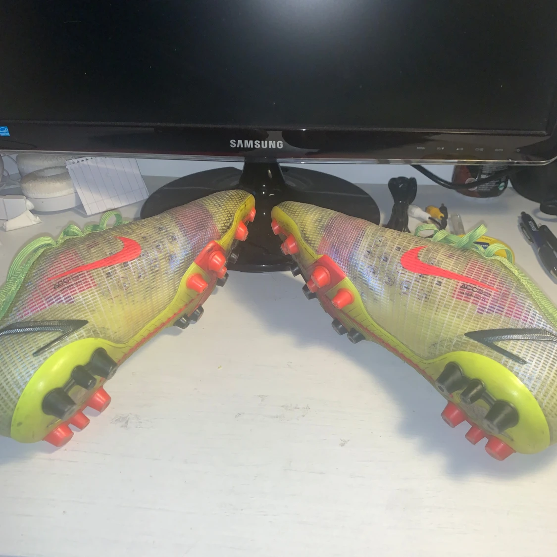 Nike fotbollsskor med grön snörning - 1