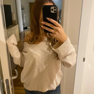 Beige tröja från H&M - Säljer denna  v ringade oversized tröja från hm!🥰