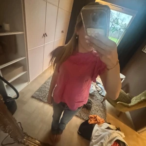 Rosa blus med volangdetaljer - super söt blus från mango!!