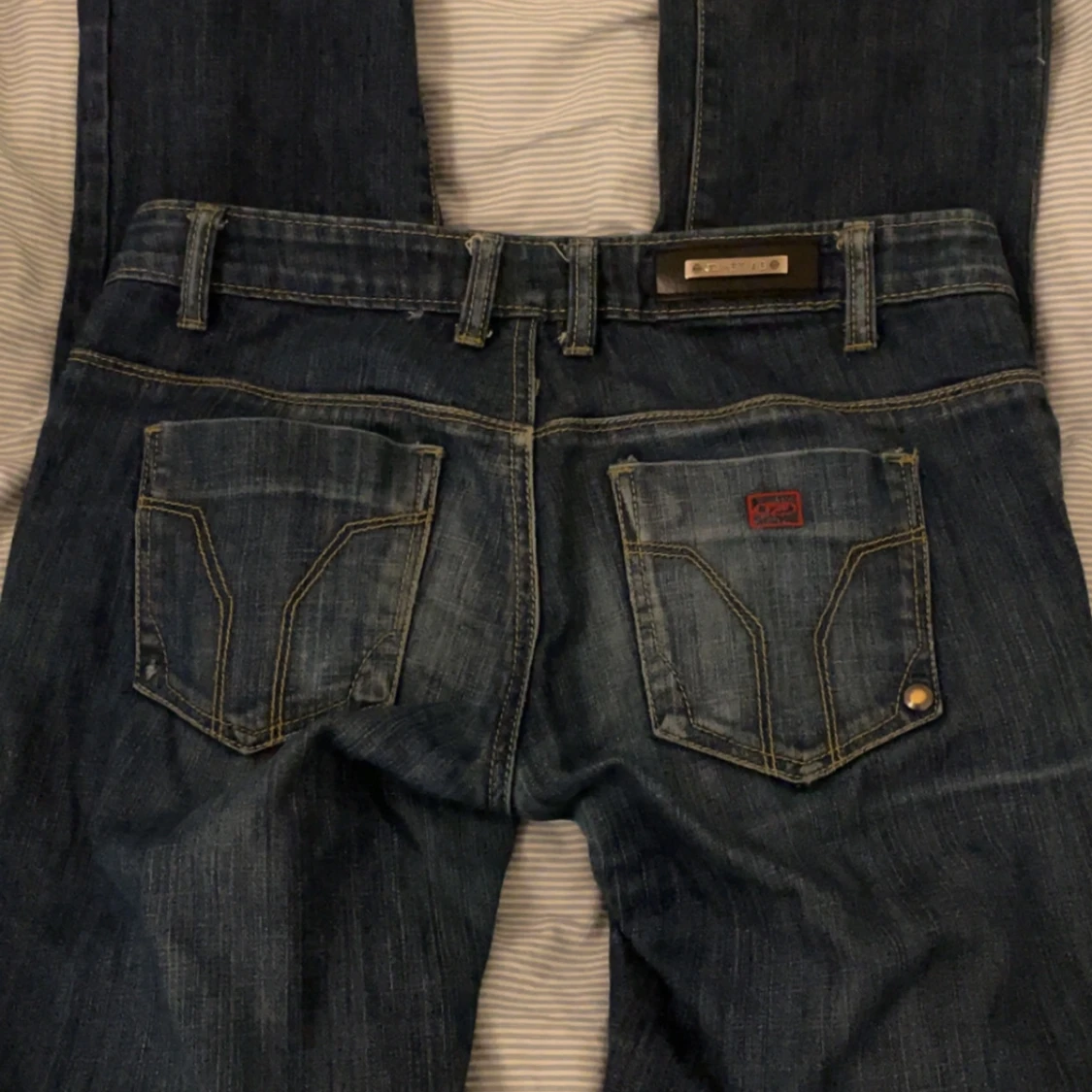 Jätte fina mörkblåa jeans med ett hål💕 - 92