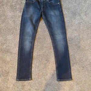 Dondup geroge  - Säljer nu ett par riktigt snygga dondup geroge i storlek w33. Dom är bara använda 2-3 gånger så dom är typ helt nya. Hör av er vid mer frågor.