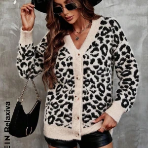 Leopardmönstrad kofta från Relaxiva - Snygg och trendig leopardmönstrad kofta från Relaxiva i beige och svart. Koftan har en v-ringad design med knappar framtill och långa ärmar. Perfekt för att ge din outfit en djärv touch.