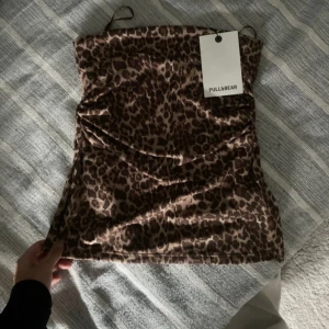 Leopardmönstrad topp  från Pull&Bear - Trendig leopardmönstrad topp från Pull&Bear , storlek S, den har en slits på sidan oxå