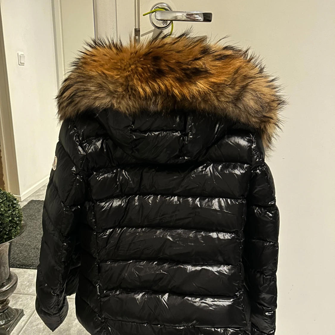 Svart dunjacka med pälsdetalj från Moncler - 90