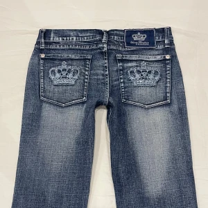 Lågmidjade bootcut jeans från Victoria Beckham🤩 - Midja 41 cm rakt över plus stretch, gren 19,5 cm och innerben 74 cm❤️jae 169 o xs-s o de e för korta och för stora i midjan. Märkta som W32 men uppskattar till storlek S-liten M. Bra skick men blivit kortade av tidigare ägaren som man ser på bild 5