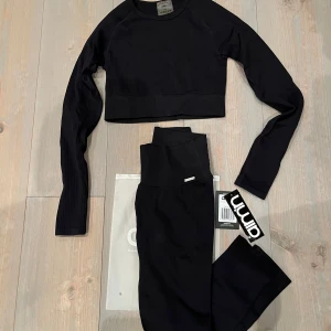AIM'N svart  ribbed set XS - Svart ribbed set från AIM’N. Tightsen är oanvända, toppen är använd några få gånger. Skickas i förpackning. Tights: XS Top XS