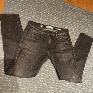 Replay jeans  - Tja! Jag säljer grå jeans från Replay i modellen Anbass. |storlek 31/32| hör av er vid mer frågor.