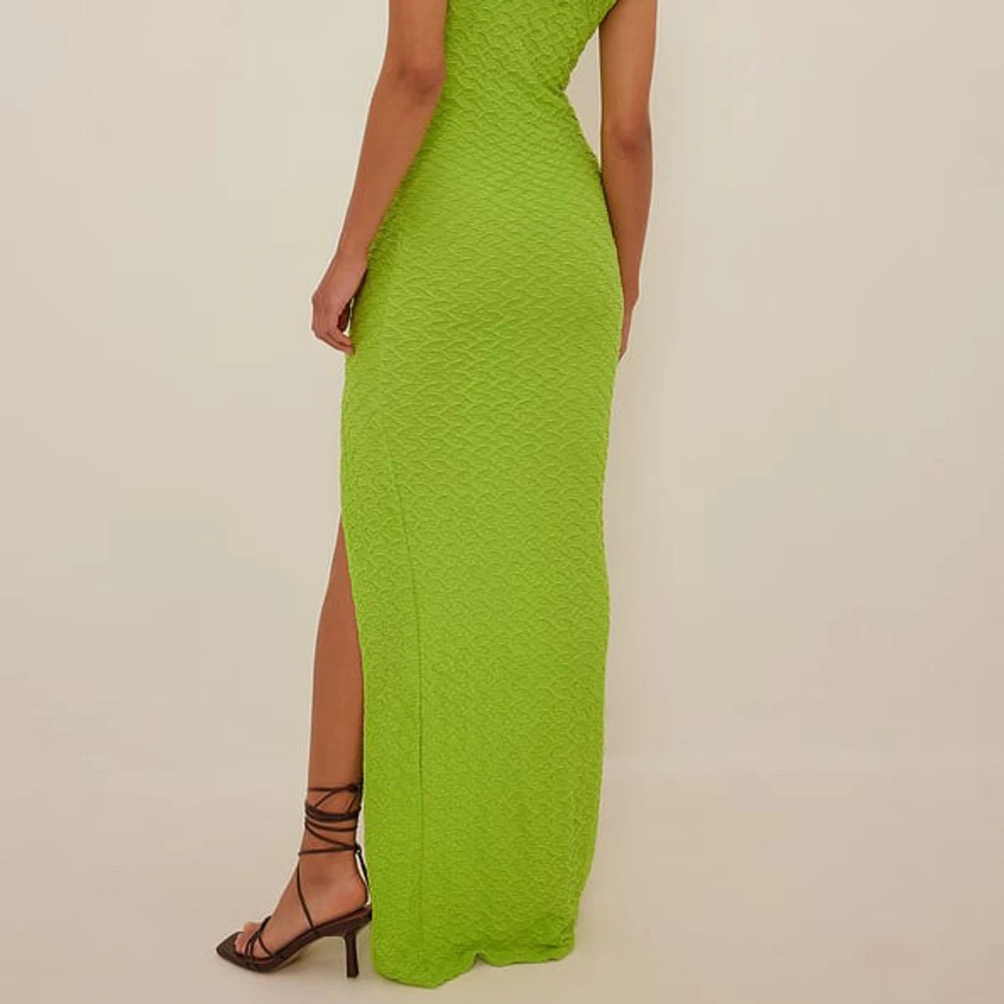 Grön långklänning med slits L oanvänd  - 90