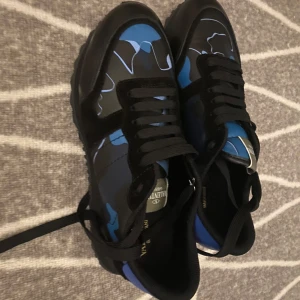 Valentino rock runner skor - Helt nya storlek 43 kan passa 42 skit snygga 