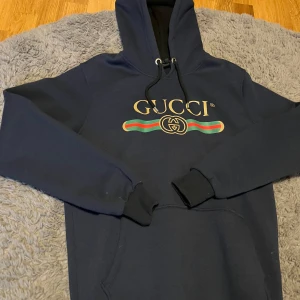 Mörkblå hoodie  - Säljer en snygg mörkblå Tröja. Perfekt för en stilren och bekväm look. Om frågor skicka ett meddelande.
