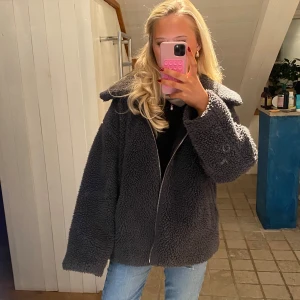 Grå teddyjacka med dragkedja - Mysig grå teddyjacka 