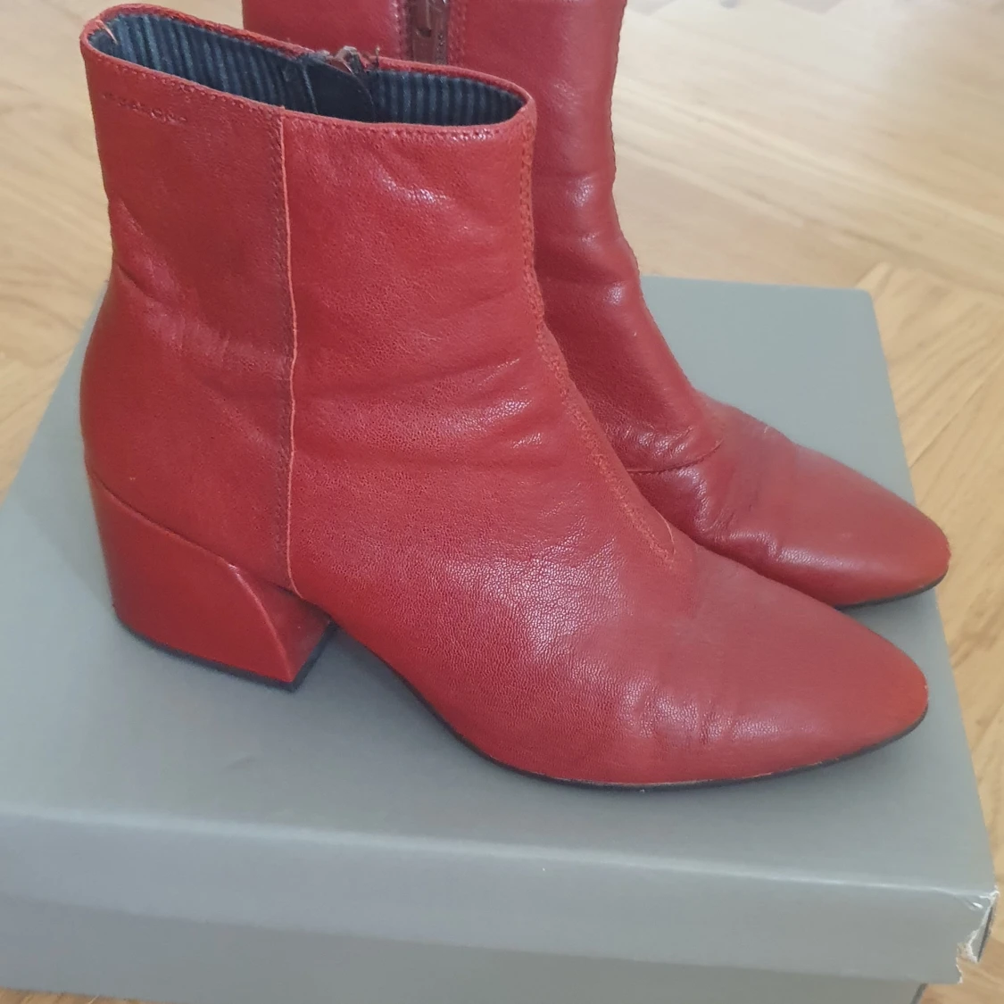 Röda boots med klack från Vagabond