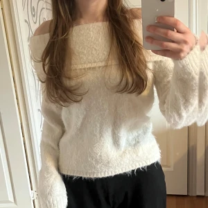 Vit fluffig offshoulder-tröja - Super snygg offshoulder-tröja som är mjuk i materialet! Det har bara kommit till användning en gång och har inte defekter eller slitage! ❤️