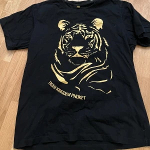Svart t-shirt med tigertryck - Muay thai tshirt Tiger Kingdom 