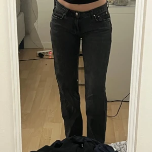 Svarta jeans med låg midja  -  svarta jeans med låg midja, bra skick trots att de är använda några gånger. Storlek 36       Pris i butik ligger på 499       