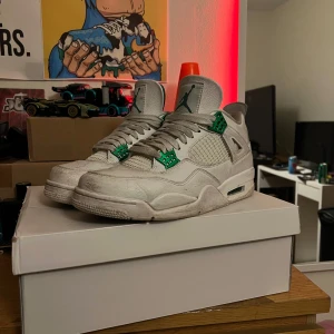 Jordan 4 green metallic - Säljer nu mina Jordan 4 green metallic då det inte är min stil längre. Inga riktiga skador bara smuts. Pris går att diskuteras.