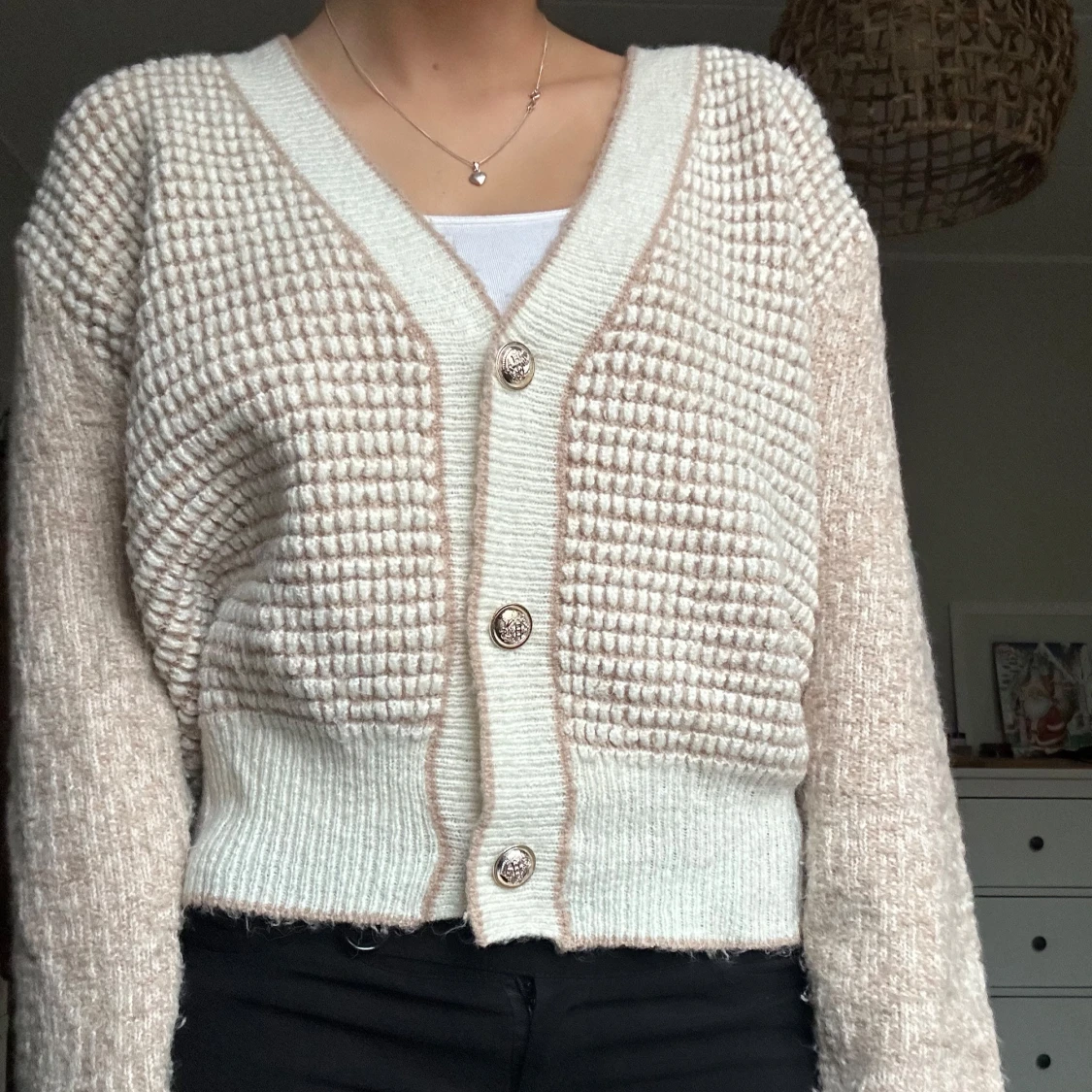 rosa vit stickad kofta med knappar
