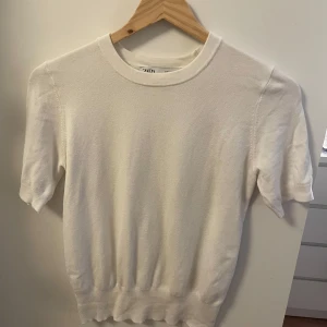 Vit kortärmad tröja från Zara - Vit stickad T-shirt från Zara. I bra skick ❤️❤️
