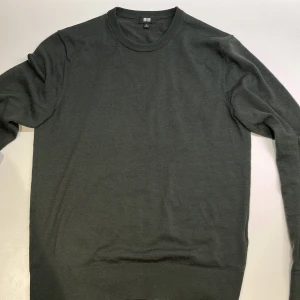 Mörkgrön tröja från Uniqlo - Olivgrön tröja från Uniqlo i merinoull