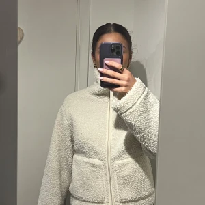 Vit Teddy tröja från Hm, slutsåld på hemsidan  - .