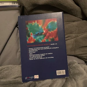 Naturkunskap B - Säljer boken 'Naturkunskap B' av Anders Henriksson, utgiven av Gleerups. Boken täcker ämnen som elektricitet, kemi, evolution och universums uppkomst. Perfekt för studier inom naturvetenskap.