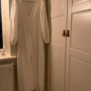 Vit långklänning från Vila - Superfin långklänning från Vila!!  Väldigt lik den populära klänningen från Adoore!! Endast andvänd ett fåtal gånger. Nypris 1000 kr!!