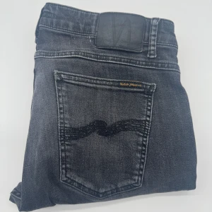 NUDIE JEANS - - Nudie jeans modell: Skinny Lin - Storlek W33/L32 - Nypris runt 1600kr - Kontakta för fler frågor eller funderingar // Deluxecloset