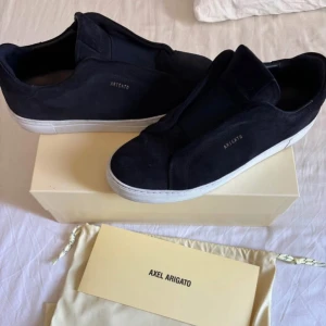 Axel Arigato CLEAN 360 LACELESS - Säljer nu mina Axel Arigato. Då jag ej använder dem. Storlek är 43 men passar 44. Skick8/10. Pris kan diskuteras !!