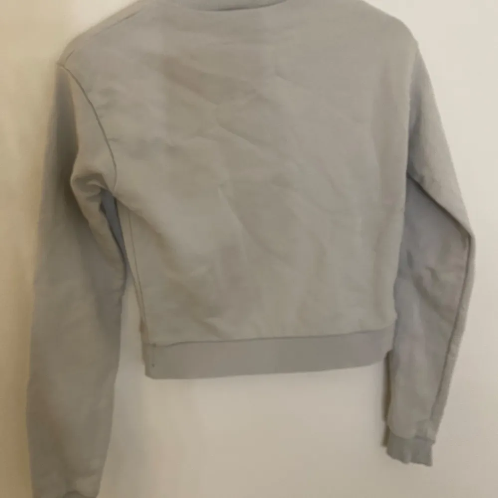 Säljer en fin grå/blå sweatshirt från NA-KD collab med Pamela. Har använts men är som i nyskick så bra kvalitet. Köpt här på plick, tveka inte att skriva för fler bilder eller om du har frågor 🤍🥰. Neuletakit & Villapaidat.