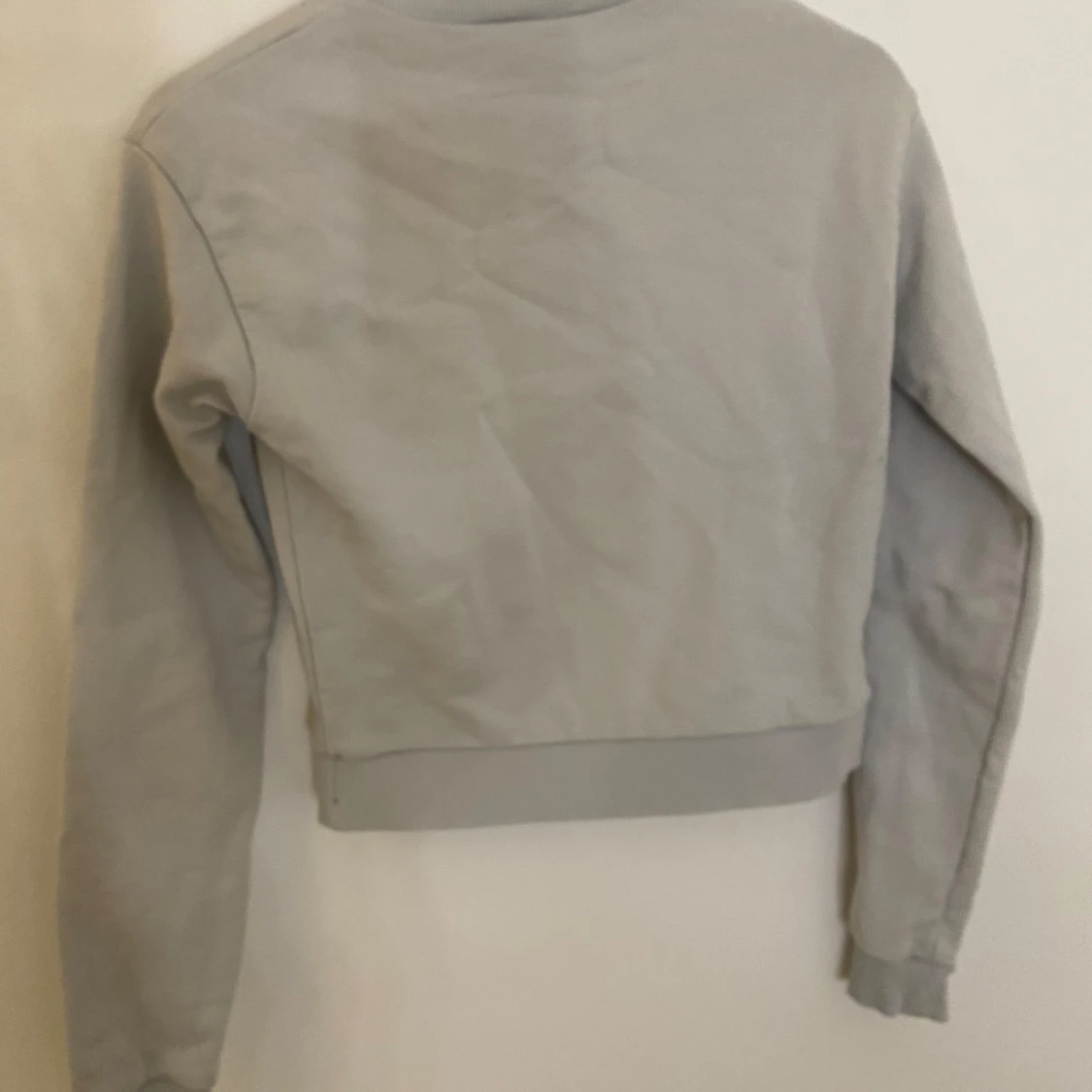 Grå sweatshirt NA-KD - 90