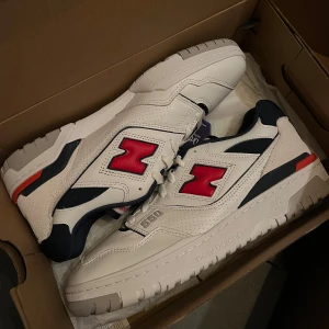 New Balance 550 - Säljer ett par New Balance 550 storlek 44.5, skorna är helt nya. Nypriset ligger på 1645kr (1481kr på rea hos zalando just nu) mitt pris är 1000kr. Kan skicka men det går o hämta i Värnamo eller Ljungby.