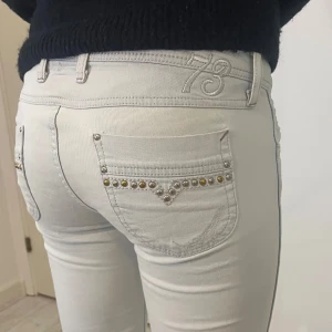 Lågmidjade bootcut jeans med nitar - Storlek W28 L34 från pepe jeans. Midjemåttet 38 rakt över och innerbenslängden 83 cm