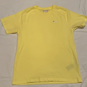 Gul t-shirt från Fila - Säljer en gul t-shirt från Fila i storlek M.