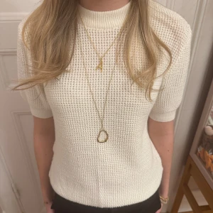 Vit stickad tröja - Säljer en stilren vit stickad tröja med korta ärmar. Jättefin 