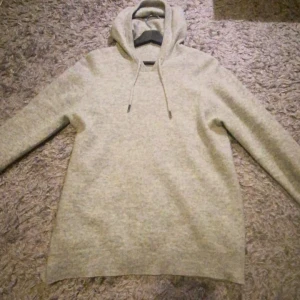 Grå hoodie - Tja! säljer en trendig merino ull hoodie hör av er om frågor