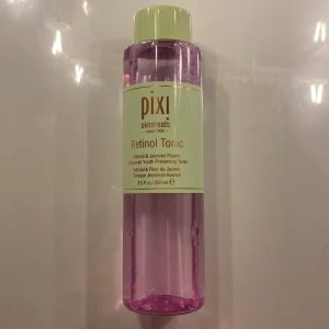 Pixi Retinol Tonic - Pixi Retinol Tonic med jasminblomma för ungdomlig hud. Innehåller 250 ml och kommer i en genomskinlig rosa flaska med grön kork. Perfekt för att fräscha upp och vårda huden. 