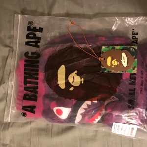 Bape shorts lila A Bathing Ape - Bra skick men behövde sy på den lilla taggen igen,väldigt säker på att dem är äkta, köpta på plick, lågt pris för ja vill bah bli av med dem snabbt