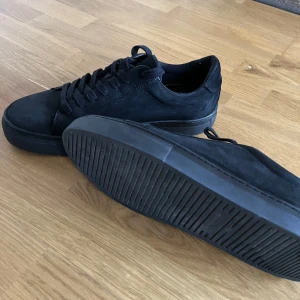 Svarta vagabond  - Säljer mina vagabonds då de inte kommer till användning. Skorna är nästan i nyskick då de endast är använda några enstaka gånger!  Nypris ca 1400 