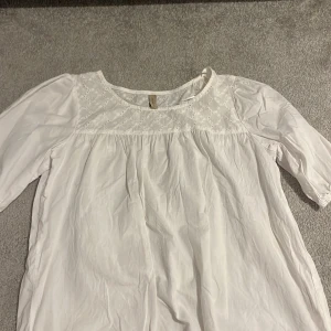 Säljer vit blus från Åhléns i storlek xs - Vit blus från Åhléns använd 1 gång, säljer eftersom jag inte använder den😊storlek xs