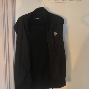 En snart väst från j.Lindberg väldigt fin och bra Skick och det är storlek m      - Går och byta mot andra plagg och går och diskutera pris mötts upp i Stockholm 
