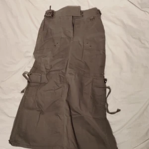Lång cargo kjol - Fin cargo kjol med fina snören som detaljer. Kjolen är i fint skick!