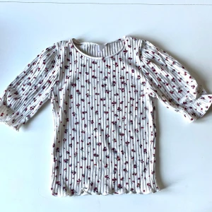 Vit ribbad topp med blommönster från Zara - Säljer en söt Ribbad top ifrån Zara