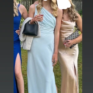 Ljusblå klänning från Bik Bok - En oneshoulder klänning från bikbok. I storlek 36 men skulle säga 34 eftersom den är insydd vid bystet. Om man vill ha den i 36 är de jätte enkelt att bara sprätta upp de insydda💞 jag är 175 som refferens till längden på klänningen. Använd en gång så den är som ny! Köpt för 1200 och säljer för 800💗